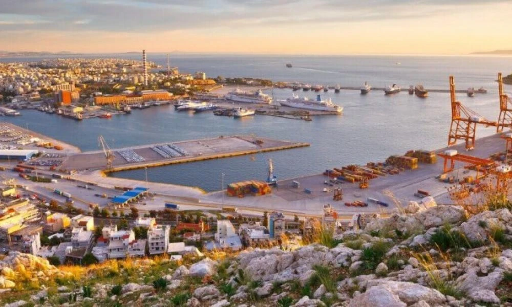 Φορτηγό πλοίο προσέκρουσε σε προβλήτα στο Κερατσίνι